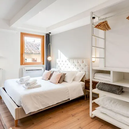 Guesthost - Cozy Gem In Santa Croce Lägenhet